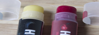 Два братика, два моих отличных помощника по уходу за губами- два бальзама Hurraw