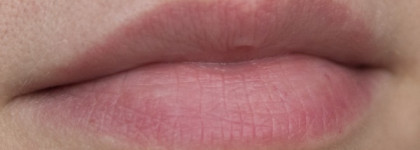 Essence sheer&shine lipstick в оттенке 11 All About Cupcake