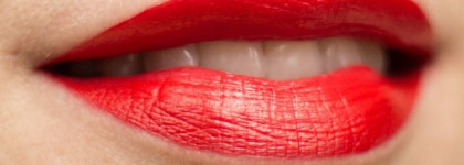 Краснее красного Sleek MakeUp True Colour Lipstick в оттенке OMG 784