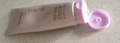 Осветляющая пенка для умывания Tony Moly Floria Flower Energy Foam Cleanser