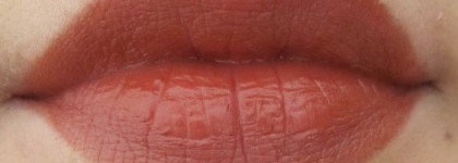 Reddish-brown роскошь на губах -бюджетная round lipsick NYX 523 Ulysses