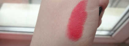 Скажи весне "Да" с новой помадой Pupa Navy Chic Miss Pupa Velvett Matt Lipstick 002 Cranberry Red