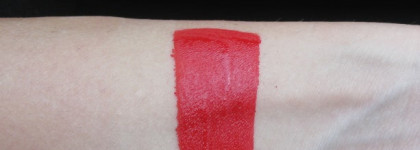 Такая яркая Sleek MakeUp Matte Me Ultra Smooth matte lip cream в оттенке Rioja Red 433