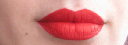 Такая яркая Sleek MakeUp Matte Me Ultra Smooth matte lip cream в оттенке Rioja Red 433