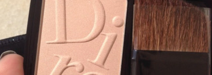 Золотистый и теплый Dior Diorskin Nude Cosmopolite Illuminator