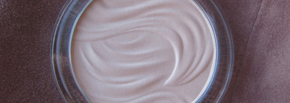 Красота в простоте Essence Strobing Highlighter 10 Let it glow