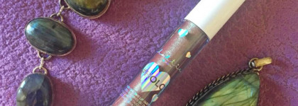 Колдовской Lottie London Duo-Chrome Lip Gloss в оттенке Shade