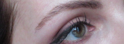 Маленький черный тандем. Estee Lauder Sumptuous Extreme Mascara и Estee Lauder Double Wear Stay-in-Place Eye Pencil.