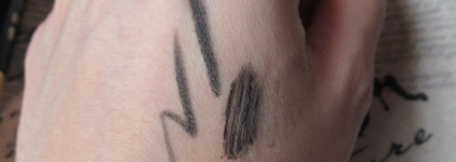 Маленький черный тандем. Estee Lauder Sumptuous Extreme Mascara и Estee Lauder Double Wear Stay-in-Place Eye Pencil.