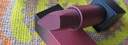 Huda Beauty Power Bullet Matte Lipstick в оттенке Wedding Day