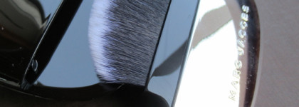 Компактная пудра Marc Jacobs Accomplice в оттенке 50 Ingenue