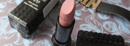 Шипастая снаружи, нежнейшая внутри. KVD Vegan Beauty Studded Kiss Creme Lipstick в оттенке Ludwig
