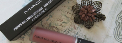 Почему пудровые помады на пике популярности? MAC Powder Kiss Liquid Lipcolour в оттенке 996 Date-Maker