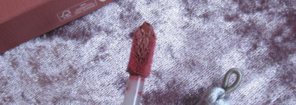 Пудровое напыление. Rare Beauty Lip Souffle Matte Lip Cream в оттенке Courage. Сравнение с NYX Soft Matte Lip Cream в оттенке Los Angeles