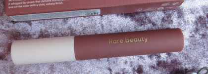 Пудровое напыление. Rare Beauty Lip Souffle Matte Lip Cream в оттенке Courage. Сравнение с NYX Soft Matte Lip Cream в оттенке Los Angeles