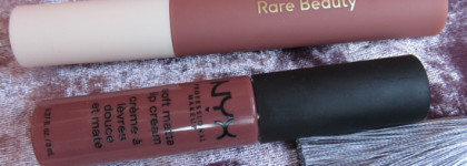 Пудровое напыление. Rare Beauty Lip Souffle Matte Lip Cream в оттенке Courage. Сравнение с NYX Soft Matte Lip Cream в оттенке Los Angeles