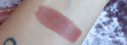 Пудровое напыление. Rare Beauty Lip Souffle Matte Lip Cream в оттенке Courage. Сравнение с NYX Soft Matte Lip Cream в оттенке Los Angeles