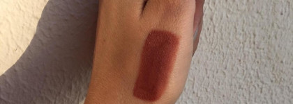 Теплый темный нюд. Rare Beauty Lip Souffle Matte Lip Cream в оттенке Fearless