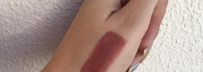 Теплый темный нюд. Rare Beauty Lip Souffle Matte Lip Cream в оттенке Fearless