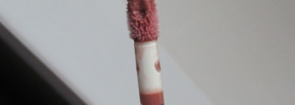 Карамельное увлажнение. Rare Beauty Stay Vulnerable Glossy Lip Balm в оттенке Nearly Neutral