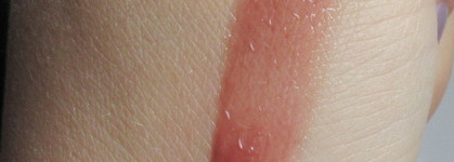 Карамельное увлажнение. Rare Beauty Stay Vulnerable Glossy Lip Balm в оттенке Nearly Neutral