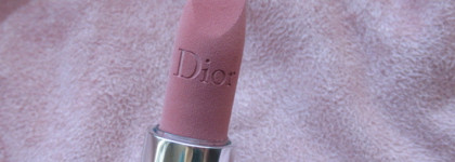 Rouge Dior Couture Colour Lipstick Floral Lip Care Long Wear в оттенке 100 Nude Look. Сравнение с Charlotte Tilbury Pillow Talk