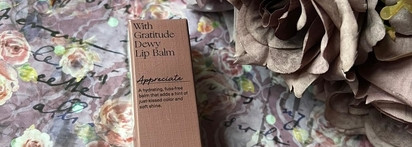 Снова косметика Селены Гомез. Rare Beauty With Gratitude Dewy Lip Balm в оттенке Appreciate