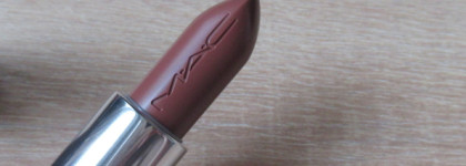 Когда не смогла выбрать. Помады Mac Lustreglass Lipstick в оттенках Alone Time и Signature Move