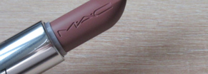 Когда не смогла выбрать. Помады Mac Lustreglass Lipstick в оттенках Alone Time и Signature Move