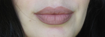 Спорный оттенок. MAC Powder Kiss Liquid Lipcolour в оттенке 950 It's Personal