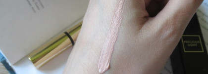 Розово-персиковый консилер Guerlain Precious Light в оттенке 00