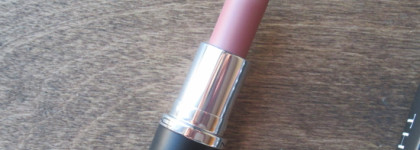 Одна из немногих, которую я повторила. Новая формула МАС Macximal Sleek Satin Lipstick в оттенке Blankety 825