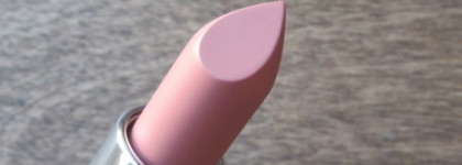 Одна из немногих, которую я повторила. Новая формула МАС Macximal Sleek Satin Lipstick в оттенке Blankety 825