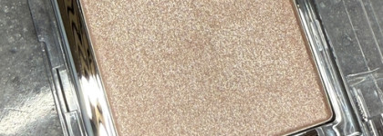 За простым фасадом скрывается роскошь. Clio glass & highlighter 02 Smooth Dough