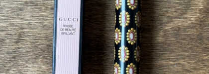 Gucci rouge de beaute brilliant glow & care lip colour в оттенке 204 Peggy Taupe