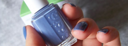 Окуни ручки в небо с лаком Essie 717 Lapis of Luxury