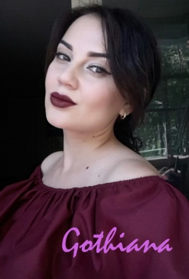 Изысканный бордо Australis Velourlips matte lip cream в оттенке Doo-Bai