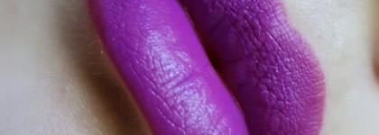 Похожа на героиню в Maybelline color sensational matte 953 vibrant violet