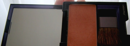 Румяна с шелковистой текстурой и эффектом сияния Shiseido Luminizing Satin Face Color RD 103 Petal