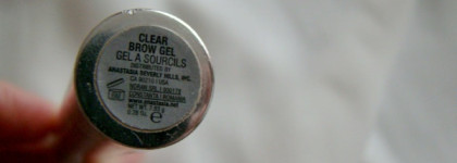 Чем я оформляю брови - тени от Guerlain, кисть от Zoeva, бесцветный гель от Anastasia Beverly Hills