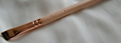 Чем я оформляю брови - тени от Guerlain, кисть от Zoeva, бесцветный гель от Anastasia Beverly Hills