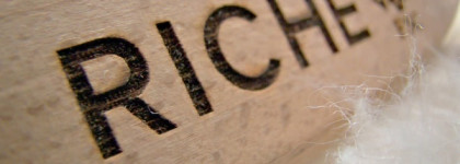 Массажная щетка из кактуса и бука марки Riche