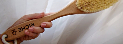 Массажная щетка из кактуса и бука марки Riche