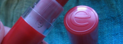 Сочный алый с помадой Essence lipstick, тон 44 Almost Famous