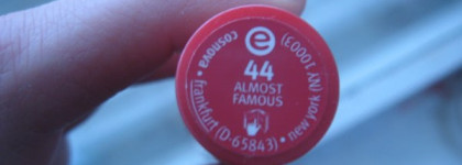 Сочный алый с помадой Essence lipstick, тон 44 Almost Famous