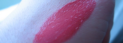 Сочный алый с помадой Essence lipstick, тон 44 Almost Famous