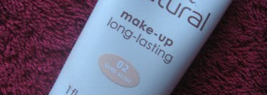 Тон с Essence: soft &natural make-up long lasting (02 sand beige); mattitying compact powder (02 soft beige); powder brush;  mosaic powder (01 sunkissed beauty)