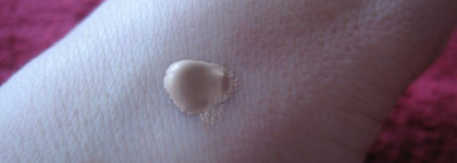 Тон с Essence: soft &natural make-up long lasting (02 sand beige); mattitying compact powder (02 soft beige); powder brush;  mosaic powder (01 sunkissed beauty)