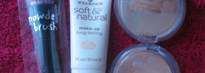Тон с Essence: soft &natural make-up long lasting (02 sand beige); mattitying compact powder (02 soft beige); powder brush;  mosaic powder (01 sunkissed beauty)
