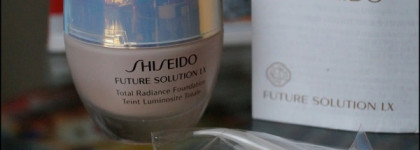Задать тон с Shiseido Future Solution LX Total Radiance Foundation spf 15 в оттенке I20